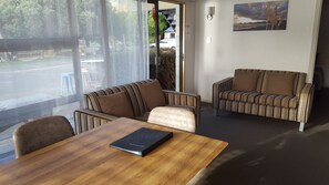 Living area - Akaroa Waterfront Motels (Akaroa)