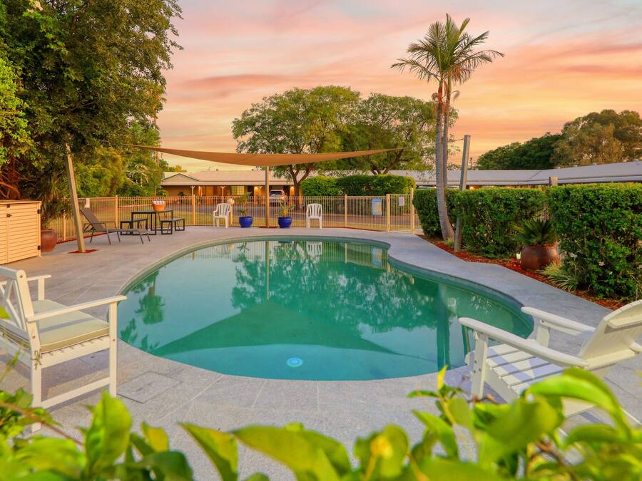 Una piscina al aire libre
