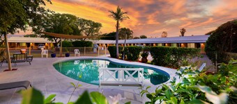 Riverland Motor Inn & River's Restaurant