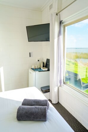 Standardrum - 1 sovrum (Waterfront Room) | MörklÀggningsgardiner, strykjÀrn/strykbrÀda, gratis wi-fi och sÀngklÀder