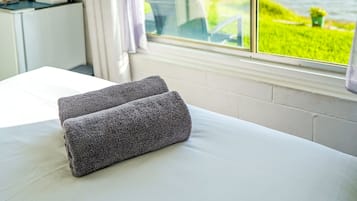 Phòng Tiêu chuẩn, 1 phòng ngủ (Waterfront Room) | Màn/rèm cản sáng, bàn ủi/dụng cụ ủi quần áo