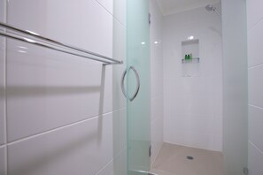 Deluxe Room, 1 Katil Ratu (Queen), Ensuite | Bilik Mandi | Tuala disediakan 