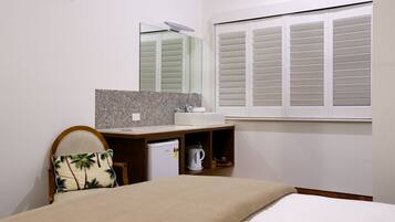 Deluxe Boutique Queen, Ensuite Bathroom