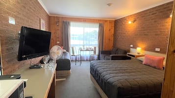 Desk, soundproofing, iron/ironing board, free WiFi
