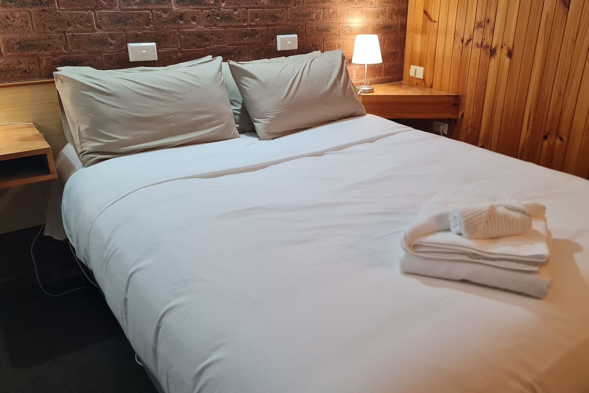 Economy Double Room | Desk, soundproofing, iron/ironing board, free WiFi