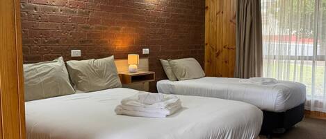 Twin Room, Non Smoking (Twin Room) | Desk, soundproofing, iron/ironing board, free WiFi