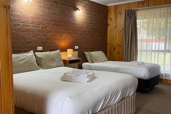 Deluxe Queen Room | Desk, soundproofing, iron/ironing board, free WiFi