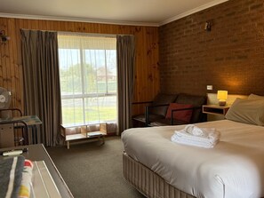 Economy Double Room | Desk, soundproofing, iron/ironing board, free WiFi - Country Roads Motor Inn Narrandera (Narrandera)