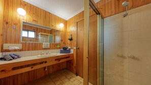 Deluxe Queen Room | حمام | تجهيزات دش، مستلزمات مجانية للعناية الشخصية، مجففات شعر، مناشف