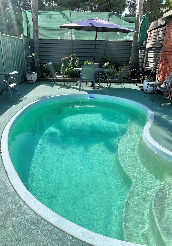 Outdoor pool - Country Roads Motor Inn Narrandera (Narrandera)