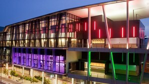 Un bâtiment moderne doté d’une façade en verre et d’un toit plat.