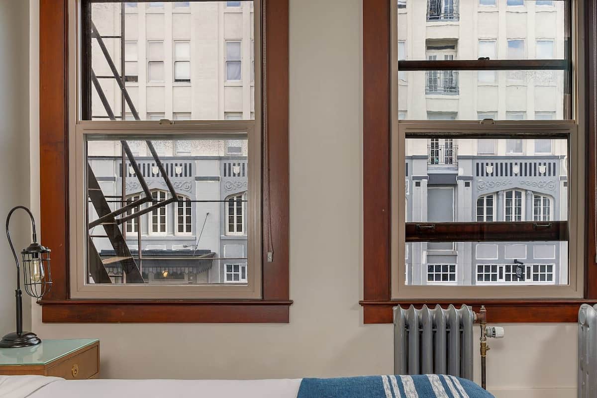 스탠다드룸, 퀸사이즈침대 1개, 샤워실 안전손잡이 | 암막 커튼, 무료 WiFi, 침대 시트, 휠체어로 이용 가능