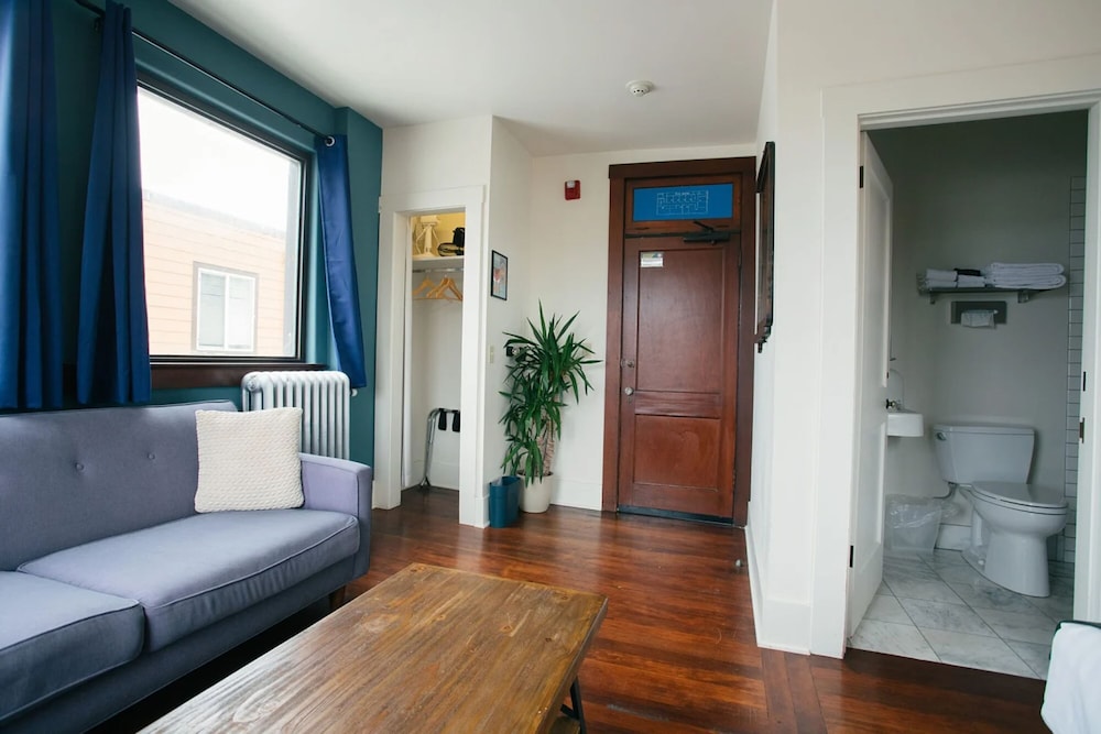 Selina Commodore Astoria by null