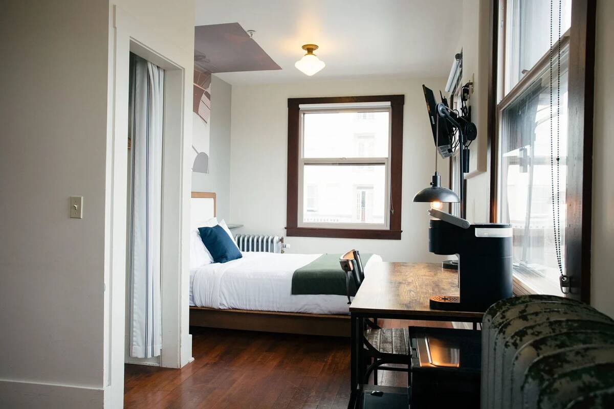 deluxe room | blackout curtains, free wifi, bed sheets, wheelchair access