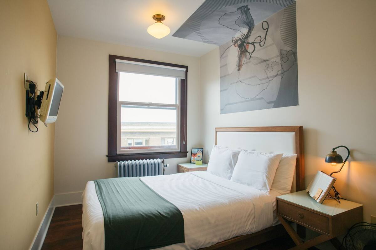 Compact Room City View, Shared Bathroom | 遮光窗簾/窗簾、免費 Wi-Fi、床單