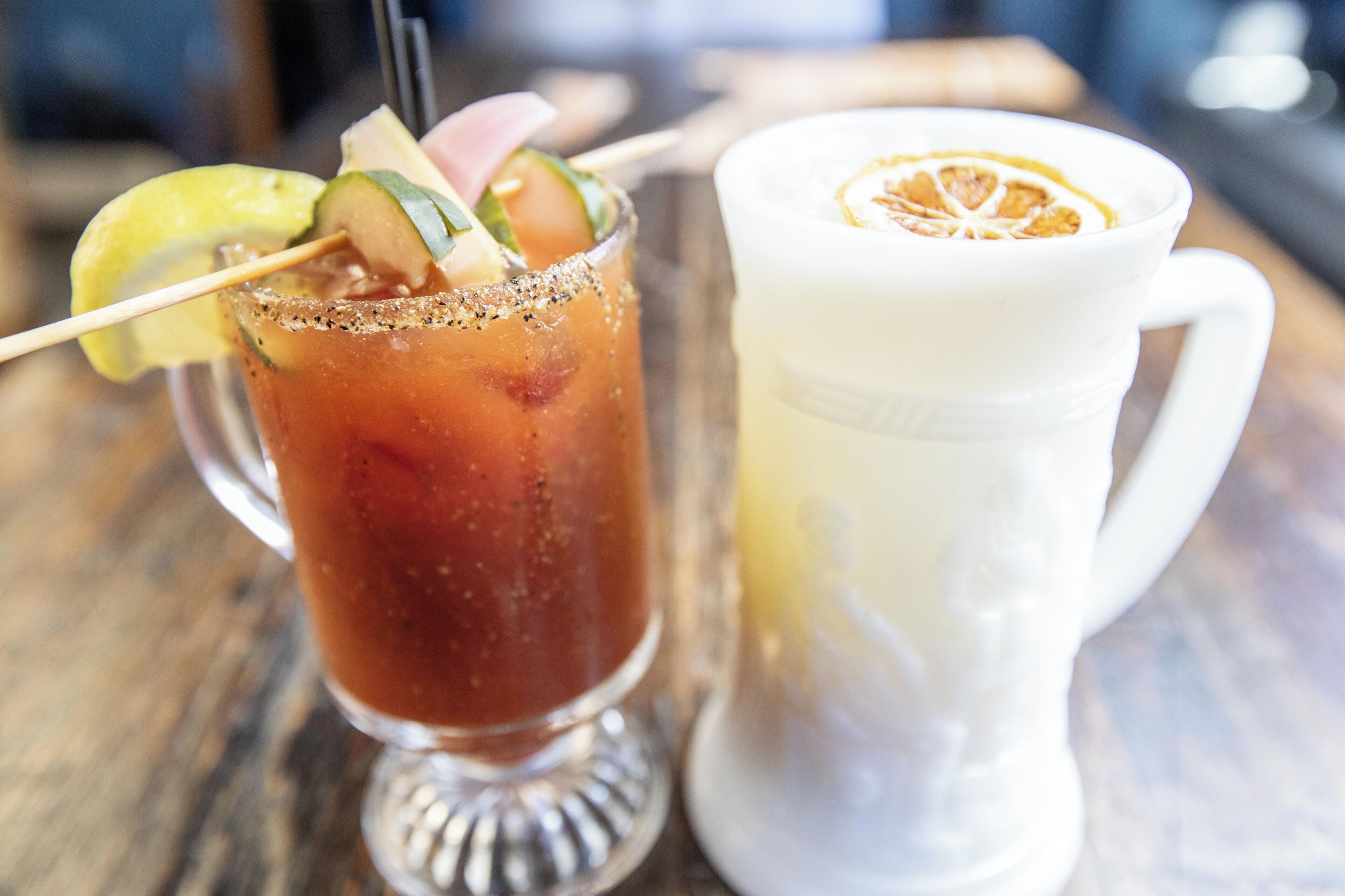 Dos bebidas sobre una mesa de madera.