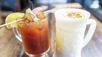 Dos bebidas sobre una mesa de madera.