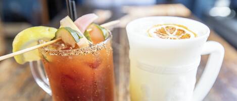 Dos bebidas sobre una mesa de madera.