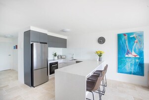 Lägenhet - havsutsikt | Eget kök | Kylskåp, mikrovågsugn, ugn och spishäll