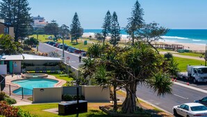 Et resort med swimmingpool, havudsigt og parkeringsplads.