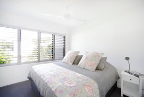 Apartamento, vista para o oceano | 2 quartos, individualmente decorados, individualmente mobiliados