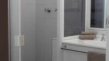 Standard Twin Room, 1 Bedroom | Bathroom | Shower, free toiletries, towels