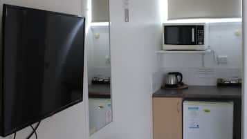Habitación doble económica, 1 habitación | Cocina privada | Refrigerador, microondas y cafetera y tetera
