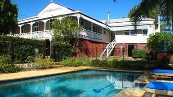 Hồ bơi ngoài trời