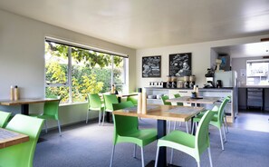 Tägliches inbegriffenes kontinentales Frühstück