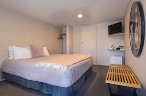 King Ensuite Room, Non Smoking | Soundproofing, iron/ironing board, free WiFi, bed sheets