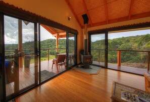 LED TV, DVD player - Maleny Tropical Retreat Balinese B&B (Balmoral Ridge)