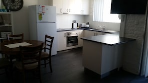 Full-sized fridge, microwave, stovetop, coffee/tea maker - Apollo Holiday Units (Narooma)