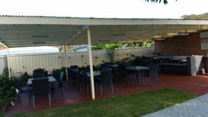Outdoor dining - Apollo Holiday Units (Narooma)