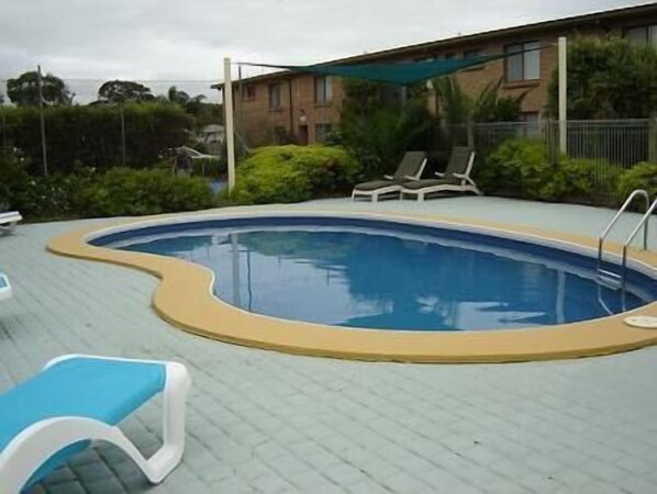 Outdoor pool - Apollo Holiday Units (Narooma)