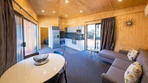 Deluxe 2 Bedroom Villa - Sleeps 8 | Spiseområde på rommet