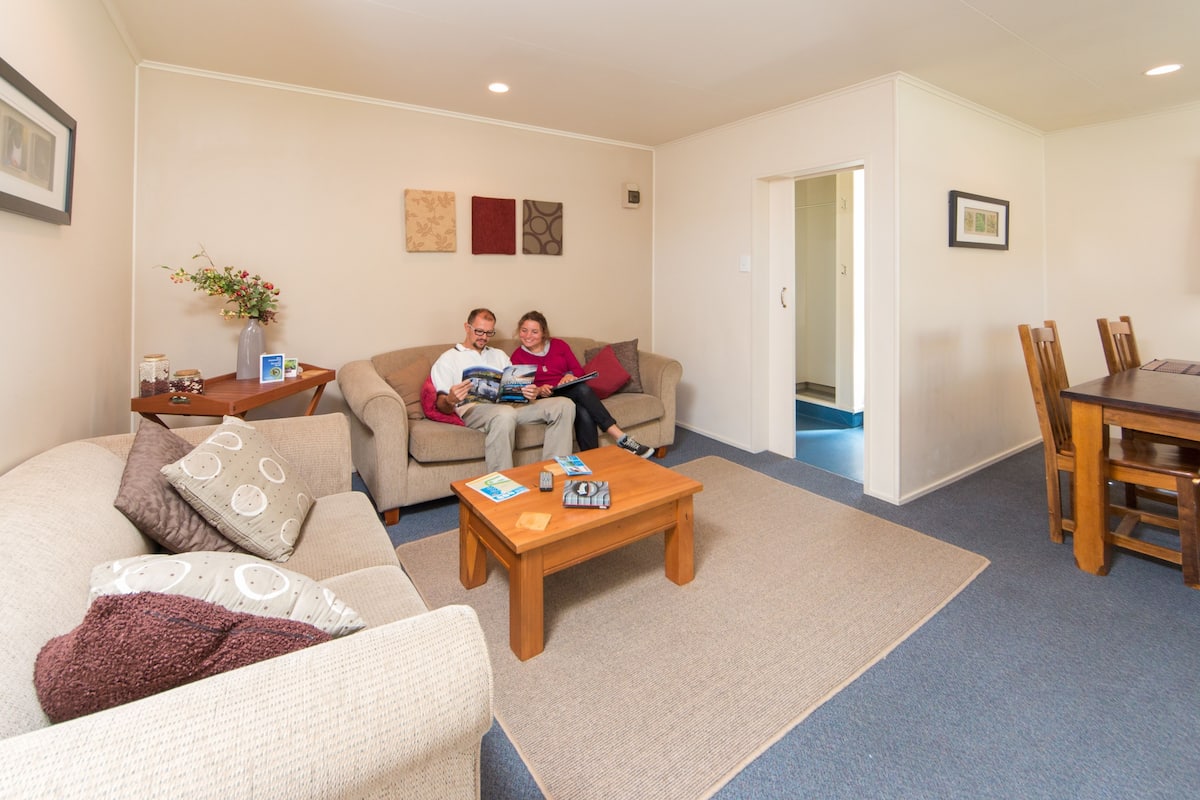 2 Bedroom Motel - Private Bathroom/Own Full Kitchen | Living area