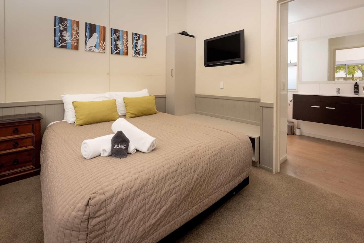 Superior 1 Bedroom Unit | WiFi (free), bed sheets