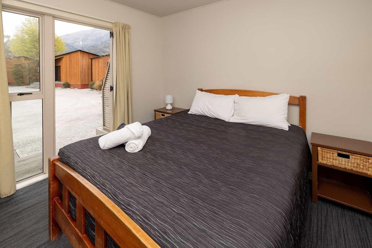 Economy Studio - Sleeps 6 | WiFi (free), bed sheets