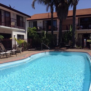 Seasonal outdoor pool - The Peninsular Merimbula (Merimbula)