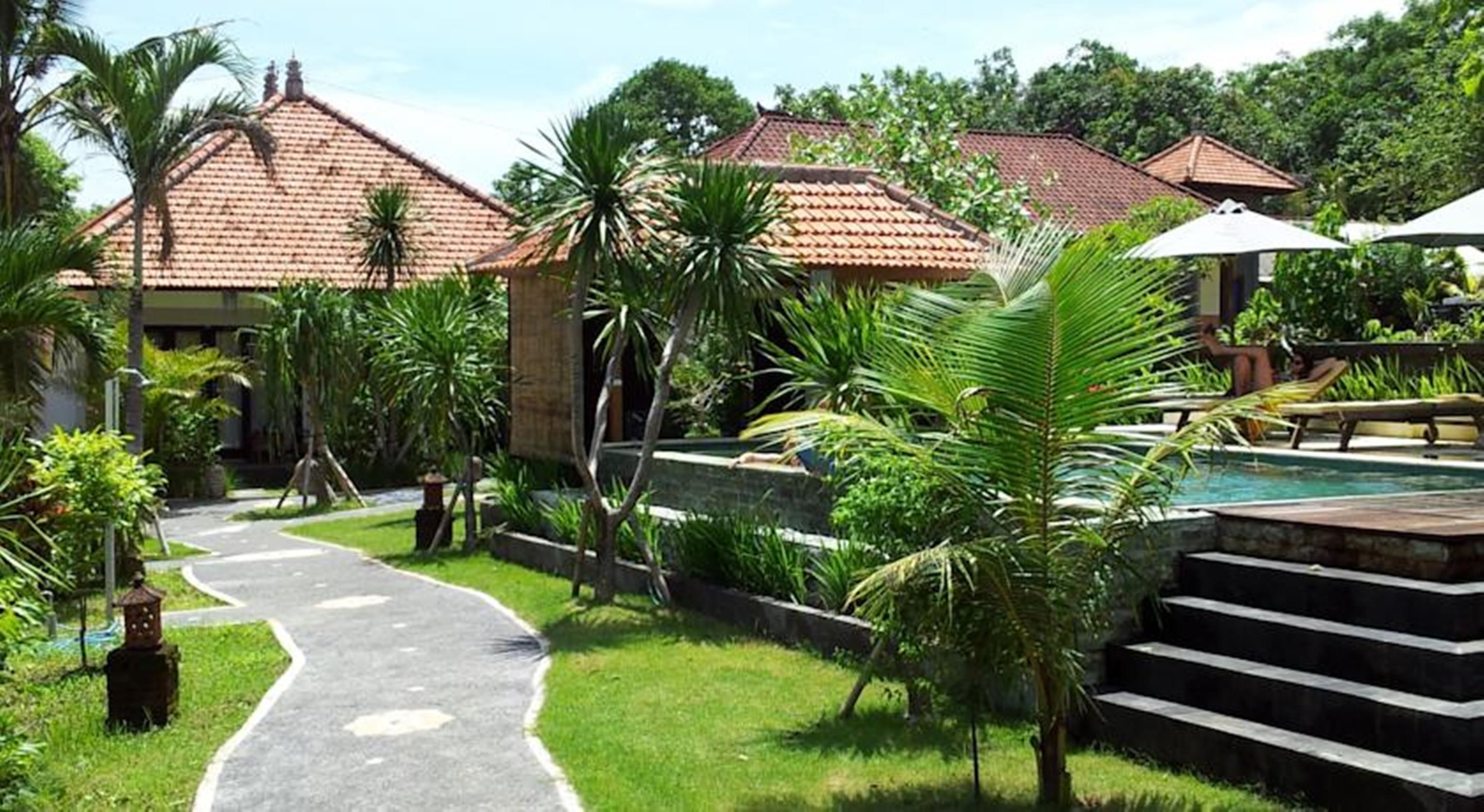 สระว่ายน้ำกลางแจ้ง