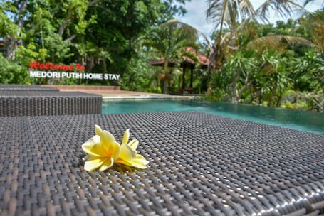 Bar junto a la piscina