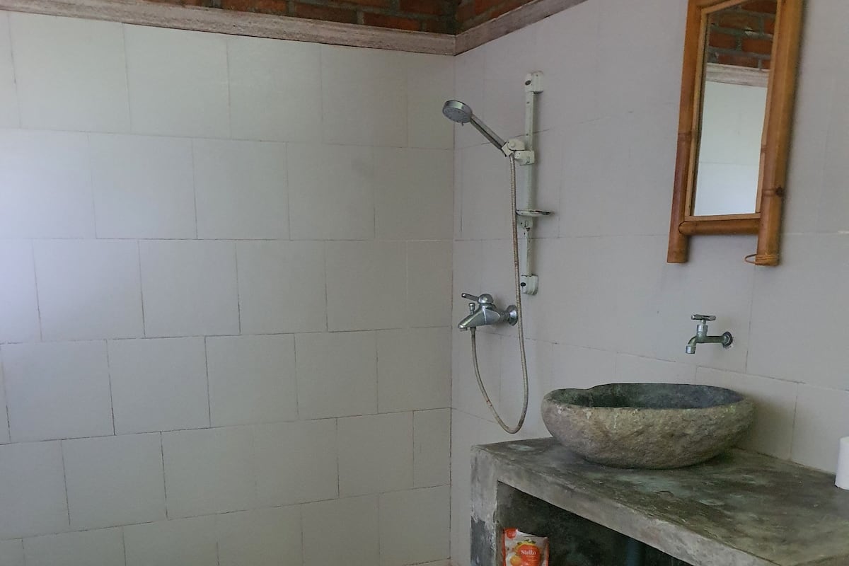 Chambre Classique | Salle de bain | Douche, articles de toilette gratuits, serviettes fournies