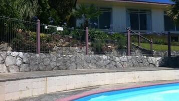 Een seizoensgebonden buitenzwembad