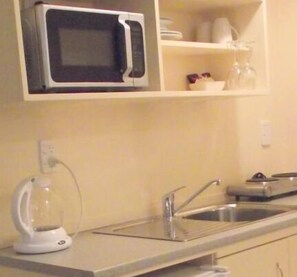 Fridge, coffee/tea maker, electric kettle - Panorama Motor Inn Te Kuiti (Te Kuiti)