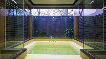 Spring Breeze Family Villas | Badkamer | Een aparte badkuip en douche, gratis toiletartikelen, een haardroger