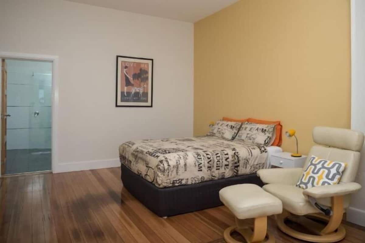 2 bedrooms, soundproofing, iron/ironing board, free WiFi
