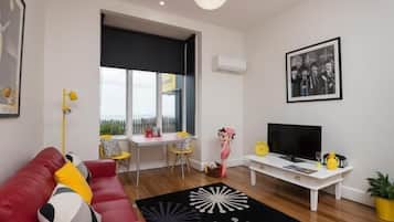 Departamento, 1 habitación, baño en la habitación | Área de sala de estar | Televisión de pantalla plana