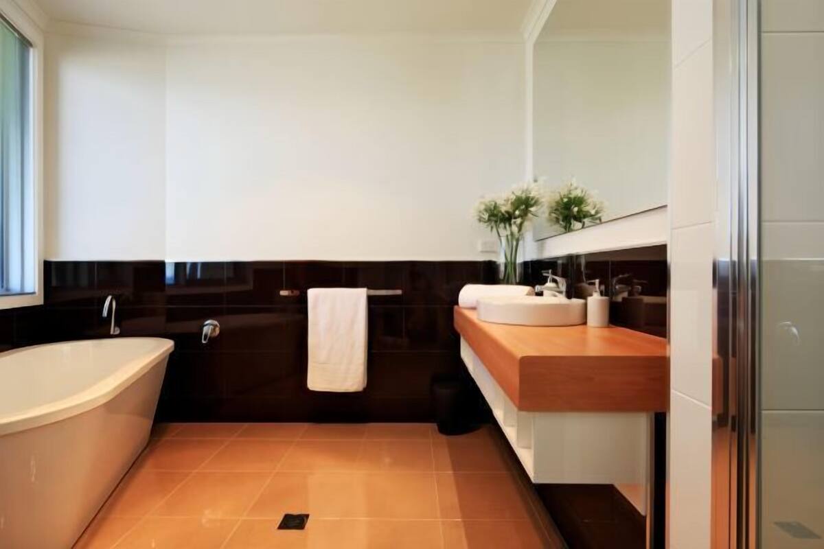 Bathroom | Free toiletries, hair dryer, towels, shampoo