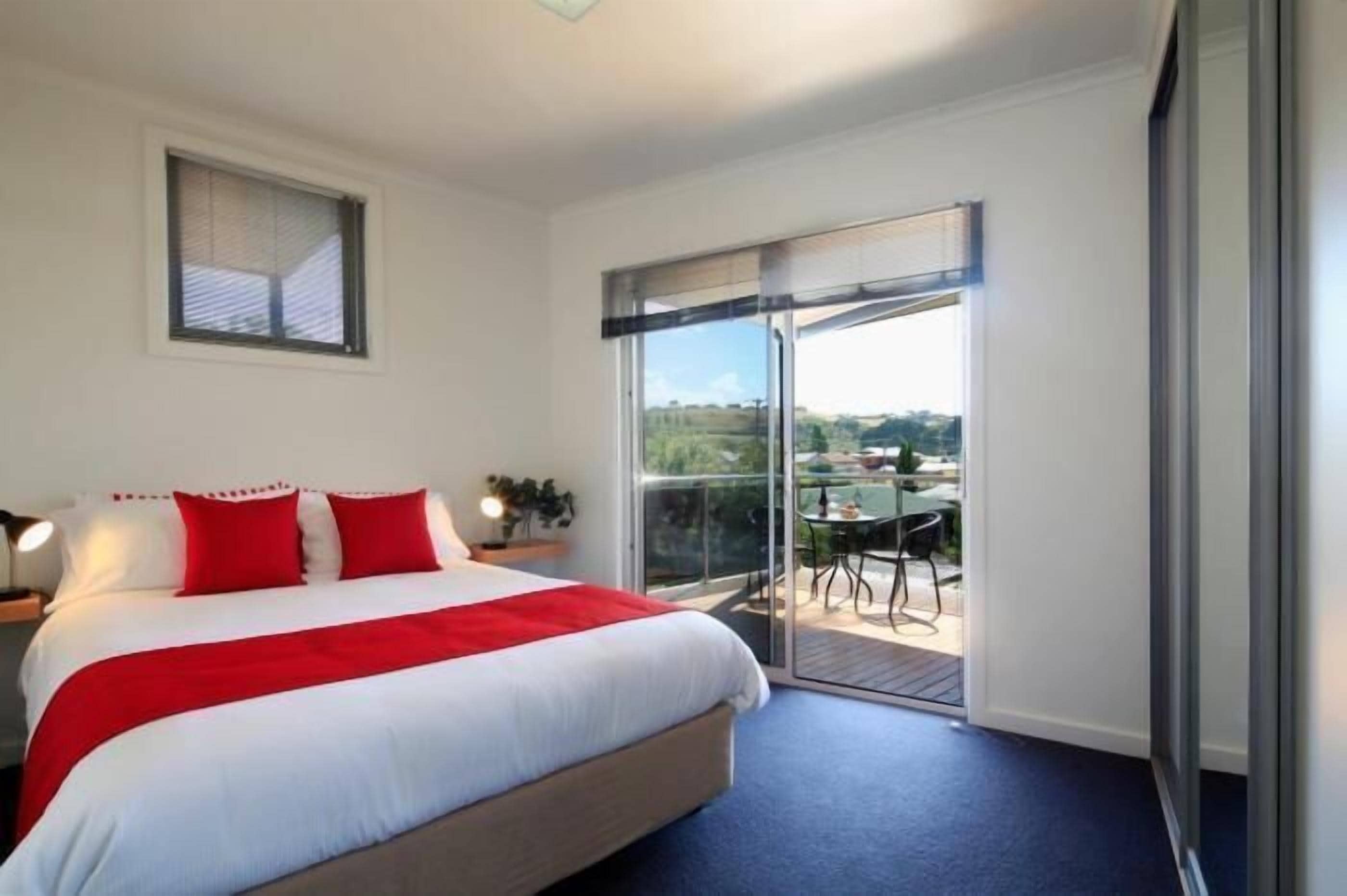 Deluxe Apartment, 2 Bedrooms, 2 Bathrooms | 2 bedrooms, soundproofing, iron/ironing board, WiFi (free)