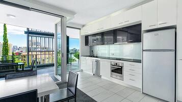 Full-size fridge, microwave, oven, stovetop